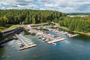 奥尔什丁LIKE LAKES Ukiel Park 30 - Free parking FV的享有码头的空中景色,在水中划船