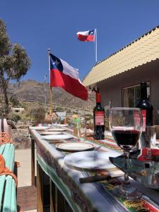 普特雷Hotel Las Vicuñas的酒杯和旗帜的桌子