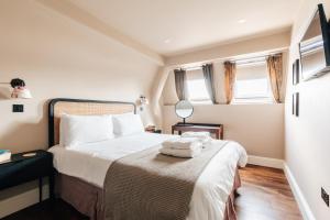 布里斯托Redland Suites - Apartment 7的一间卧室配有一张床,上面有两条毛巾