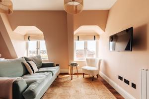 布里斯托Redland Suites - Apartment 7的带沙发和电视的客厅