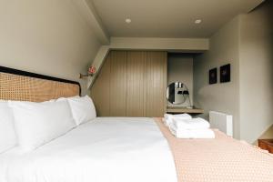 布里斯托Redland Suites - Apartment 8的卧室配有一张带白色床单和枕头的大床。