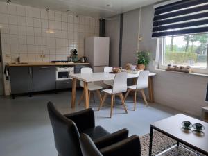 SwalmenVakantiewoning Schouwenberg的厨房以及带桌椅的用餐室。