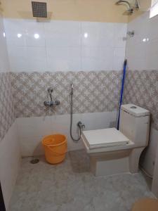 海得拉巴3 BHK Non-AC for 4 to 10 Guests for Families的一间带卫生间和淋浴的小浴室