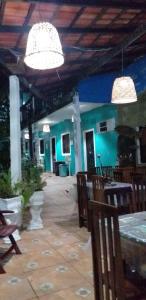 马瑙斯Arapiri Guest House的用餐室配有桌椅和灯