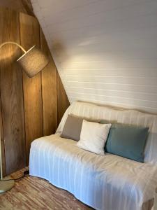 BachivillersGrange Rousselin的一张位于带灯的房间角落的床位