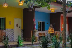 蒂安瓜Muda Hotel的一座拥有色彩缤纷的墙壁和白色门的房子