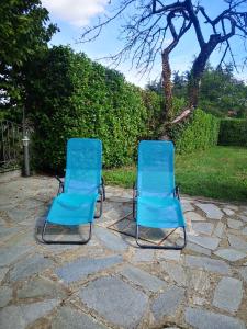 阿巴迪亚圣萨尔瓦托雷Casa Mica的两把蓝色的椅子坐在石头庭院里