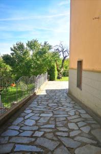 阿巴迪亚圣萨尔瓦托雷Casa Mica的石制人行道,毗邻带围栏的建筑