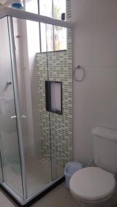 卡波布里奥Apartamento à beira mar Praia de Unamar的浴室设有玻璃淋浴间和卫生间