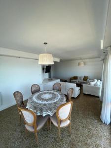 马德普拉塔Los Petos - Playa Grande的客厅配有桌椅和沙发