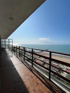 马德普拉塔Los Petos - Playa Grande的从大楼的阳台上可欣赏到海滩景色