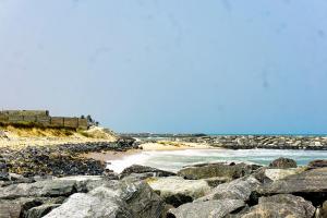 阿克拉Moven Paradise的拥有大岩石和海洋的海滩