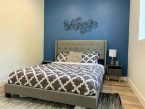 洛杉矶4BR Townhouse in Mid City的一间卧室配有一张蓝色墙壁的床