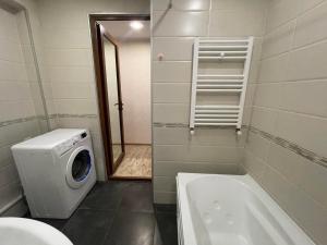 第比利斯Luxury Apartment in Tbilisi City Centre的浴室配有洗衣机和浴缸。