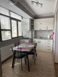 第比利斯Luxury Apartment in Tbilisi City Centre的一间厨房,里面配有桌椅