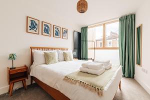布里斯托Redland Stay In Bespoke Home 1 of 2的一间卧室配有一张带绿色窗帘的大床