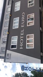 皮亚琴察欧洲酒店的一座黑色的建筑,上面写着酒店这个词