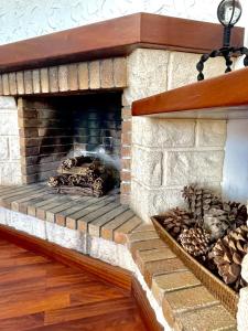 比拉夫洛尔Villa for nature lovers的砖砌壁炉,壁炉