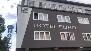 皮亚琴察欧洲酒店的一座建筑,上面写着欧洲酒店