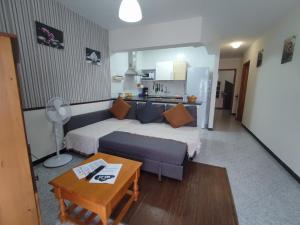 罗萨里奥港Apartment Severo Ochoa的卧室配有一张床和一张桌子