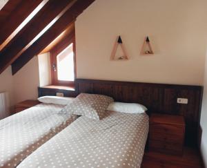 埃斯特里-德阿内乌La Bruna de Esterri的一间卧室设有两张床和窗户。