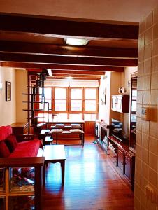 埃斯特里-德阿内乌La Bruna de Esterri的客厅配有沙发和桌子