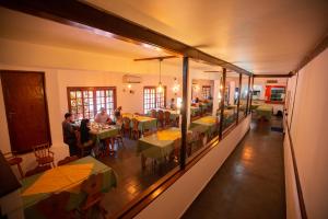 伊瓜苏港罗斯赫勒朝斯旅馆的一间房间,人们坐在餐厅桌子旁