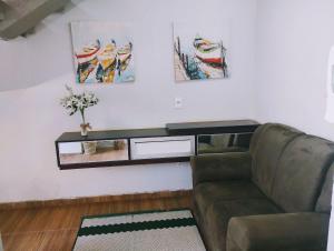 卡斯卡韦尔HAPPY HOSPEDAGENS的客厅配有沙发和墙上的绘画