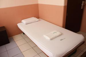 Sogod索戈GV酒店的一张床上有两条白色毛巾的房间