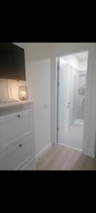 奥托佩尼Tom's House的带淋浴的白色浴室和玻璃门