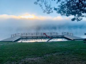 Serwy信天翁酒店的湖面上的一个底部有雾的码头