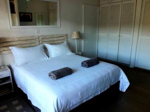 普利登堡湾Double Room - Robberg的卧室配有一张白色大床和两条毛巾