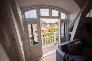 鹿特丹Happily 2 Bedroom Serviced Apartment 75m2 -NB306H-的开放式门,享有阳台的景色