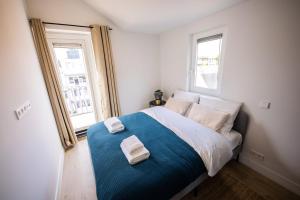 鹿特丹Happily 2 Bedroom Serviced Apartment 75m2 -NB306H-的一间卧室配有一张床,上面有两条毛巾