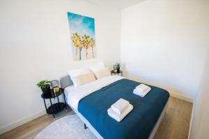 鹿特丹Earnestly 1 Bedroom Serviced Apartment 54m2 -NB306E-的一间卧室配有一张床,上面有两条毛巾