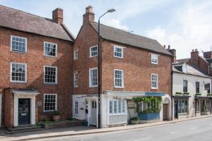 斯托尔河畔希普斯顿Cotswolds period townhouse near Stratford-upon-Avon, central location short walk to pubs, restaurants and shops的街道上一排砖砌的建筑物