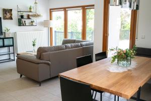 伊尔米茨Ferienhaus Kaiserbaum的带沙发和木桌的客厅