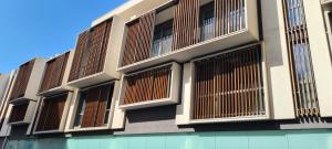 卡塔尼亚Etna Suite Design Apartments的享有带木窗的建筑的外部景色。