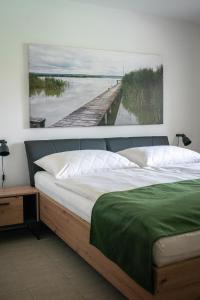 伊尔米茨Ferienhaus Kaiserbaum的一间卧室配有一张壁画床