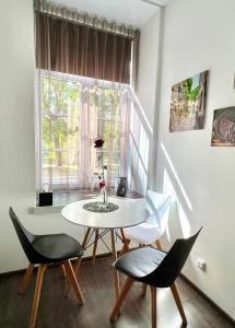 拉克韦雷Vabriku 6 Apartment with sauna的窗户客房内的桌椅
