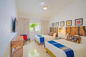 圣何塞德尔卡沃Mar del Cabo By Velas Resorts的酒店客房配有两张床和一张书桌