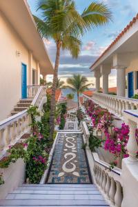 圣何塞德尔卡沃Mar del Cabo By Velas Resorts的一个带鲜花和棕榈树的度假阳台