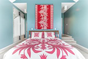 瓦克拉The H-House的一间卧室配有一张带红色和白色床罩的床。