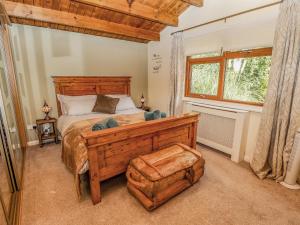塔特舍尔Lakeside Lodge Retreat的一间卧室设有一张大床和一个窗户。