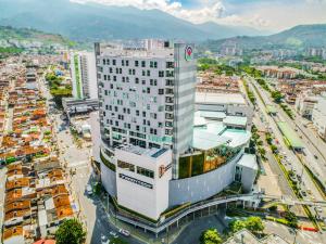 布卡拉曼加Sonesta Hotel Bucaramanga的城市建筑物的顶部景观