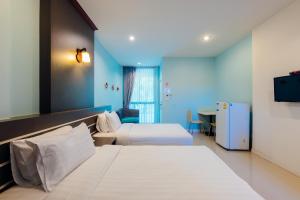 美塞美塞酒店的酒店客房设有两张床和电视。