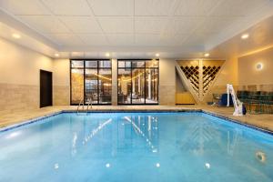 西尔弗索恩Indigo - Silverthorne, an IHG Hotel的一个带游泳池的酒店客房内的大型游泳池