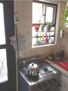 蒙得维的亚Cálido apartamento a 8 cuadras del mar y a 3 de 18 Julio Hay una gatita que vive allí的厨房内的炉灶上的茶壶