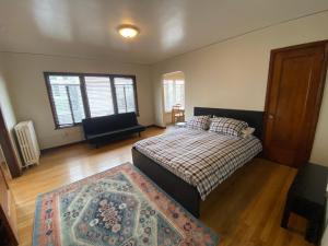 西雅图Furnished Apartments - Climate Pledge Arena Next Door的一间卧室配有一张床和地毯
