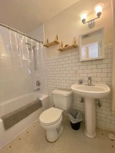 西雅图Furnished Apartments - Climate Pledge Arena Next Door的白色的浴室设有卫生间和水槽。